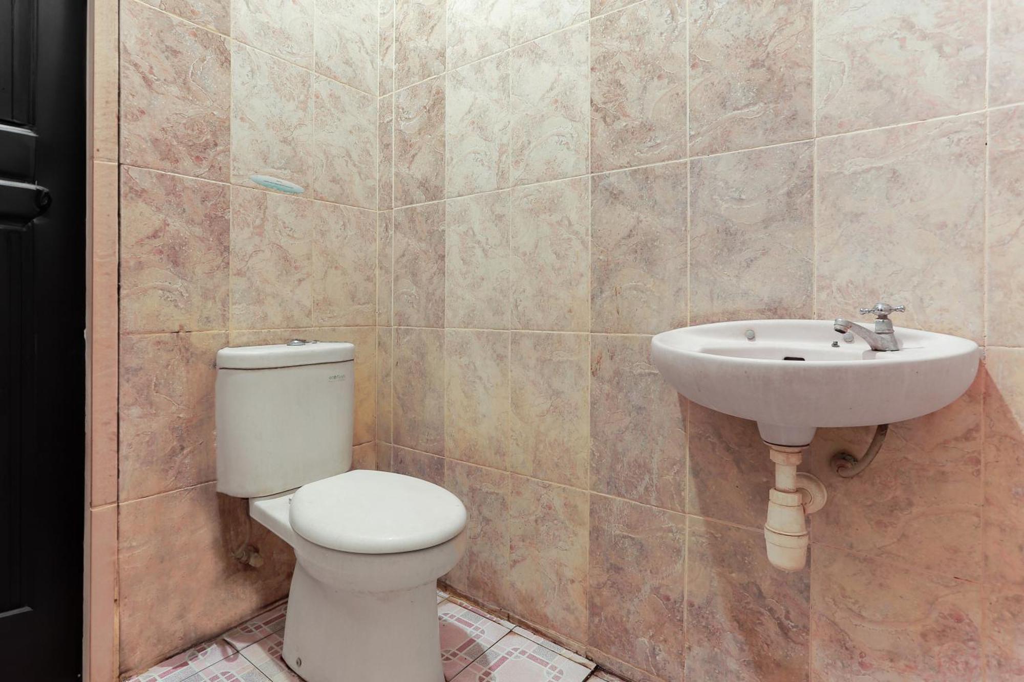 Oyo 93046 Hotel Fortuna Parepare المظهر الخارجي الصورة