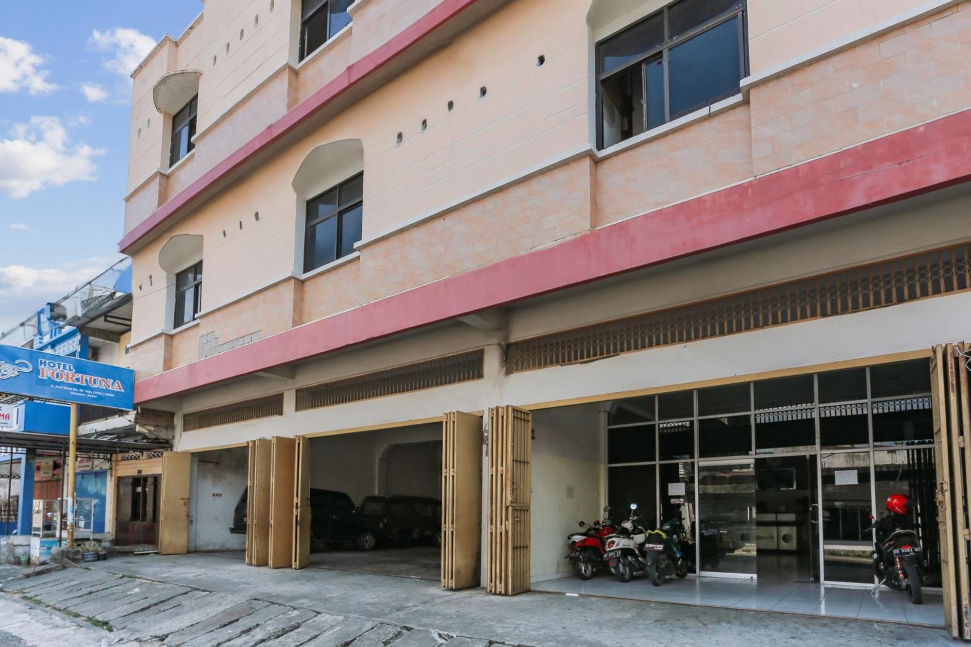 Oyo 93046 Hotel Fortuna Parepare المظهر الخارجي الصورة