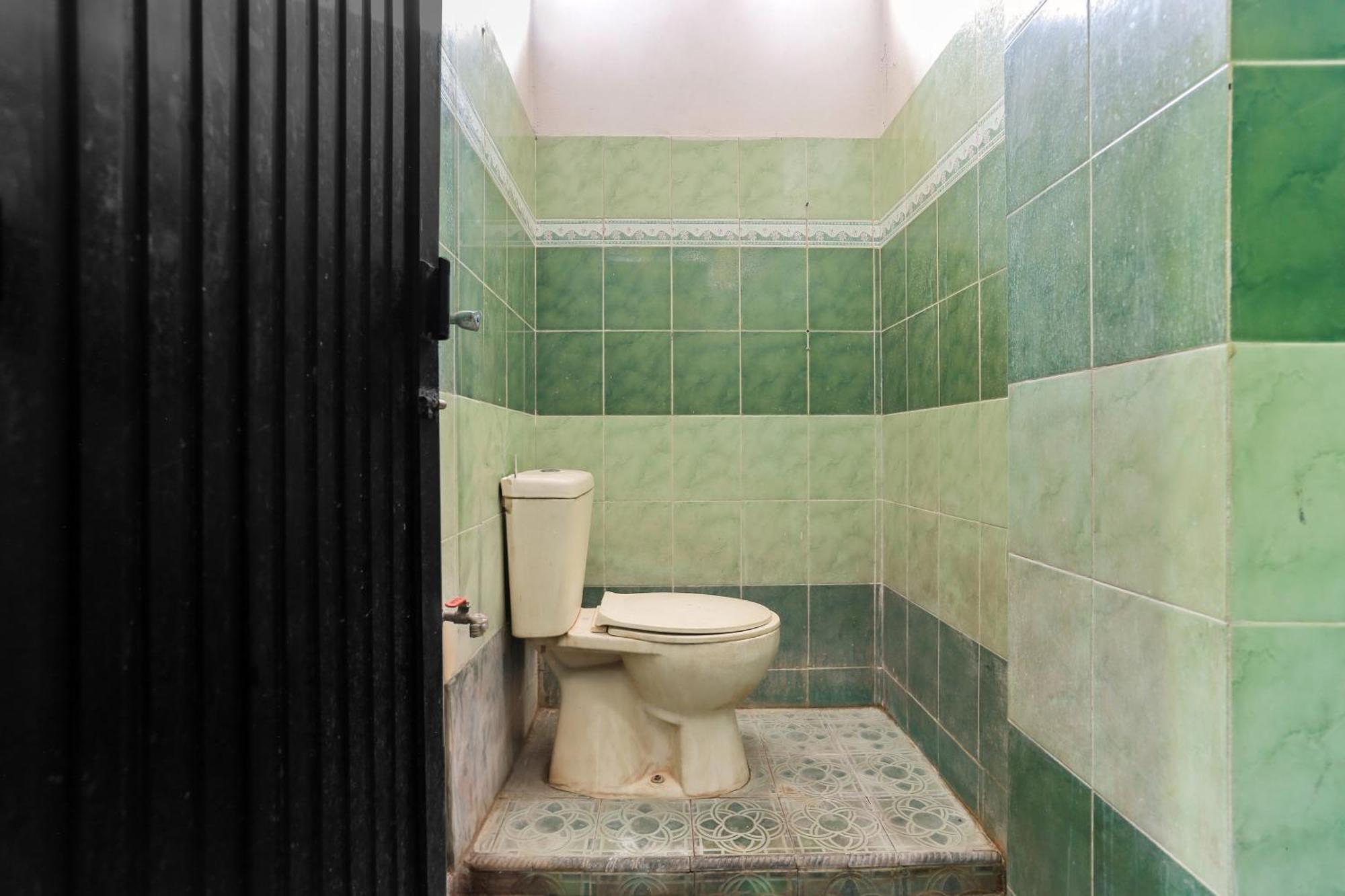 Oyo 93046 Hotel Fortuna Parepare المظهر الخارجي الصورة